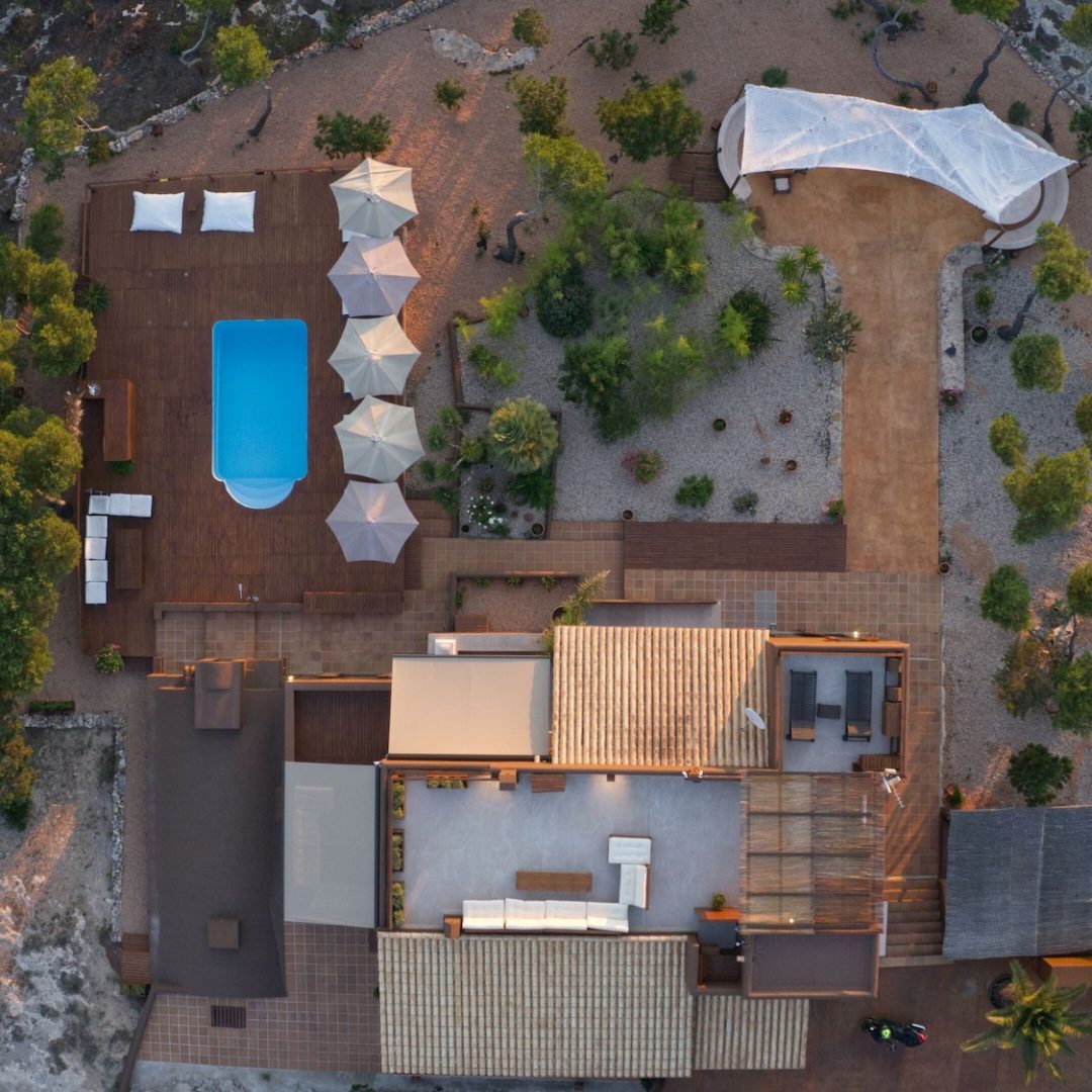 Piscina privada con baño y barra con frigorifico