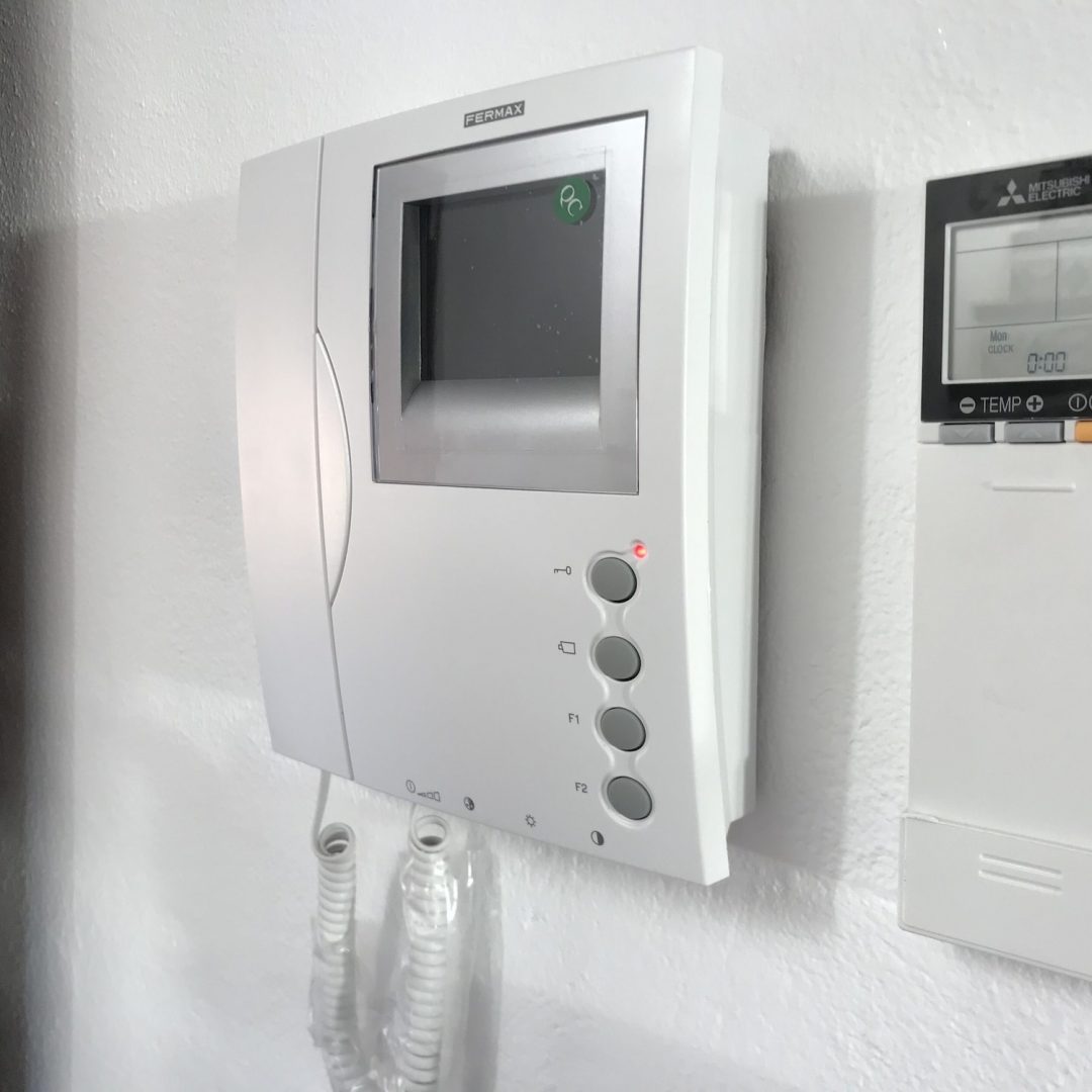 Videoportero con puerta automática para la entrada salida de vehículos