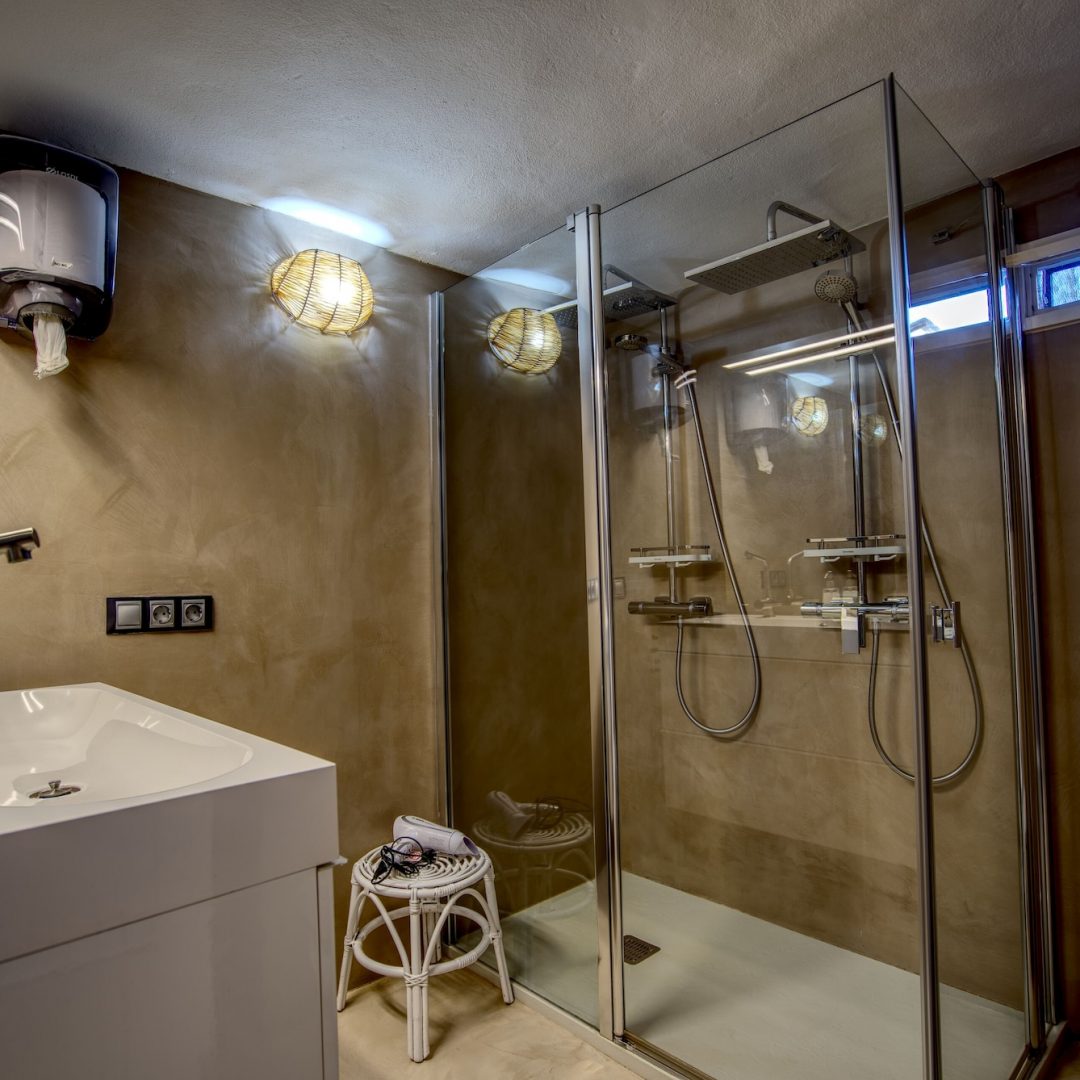 Toilet planta 2 todos los baños, aseos, cocina y terrazas en Microcemento pulido