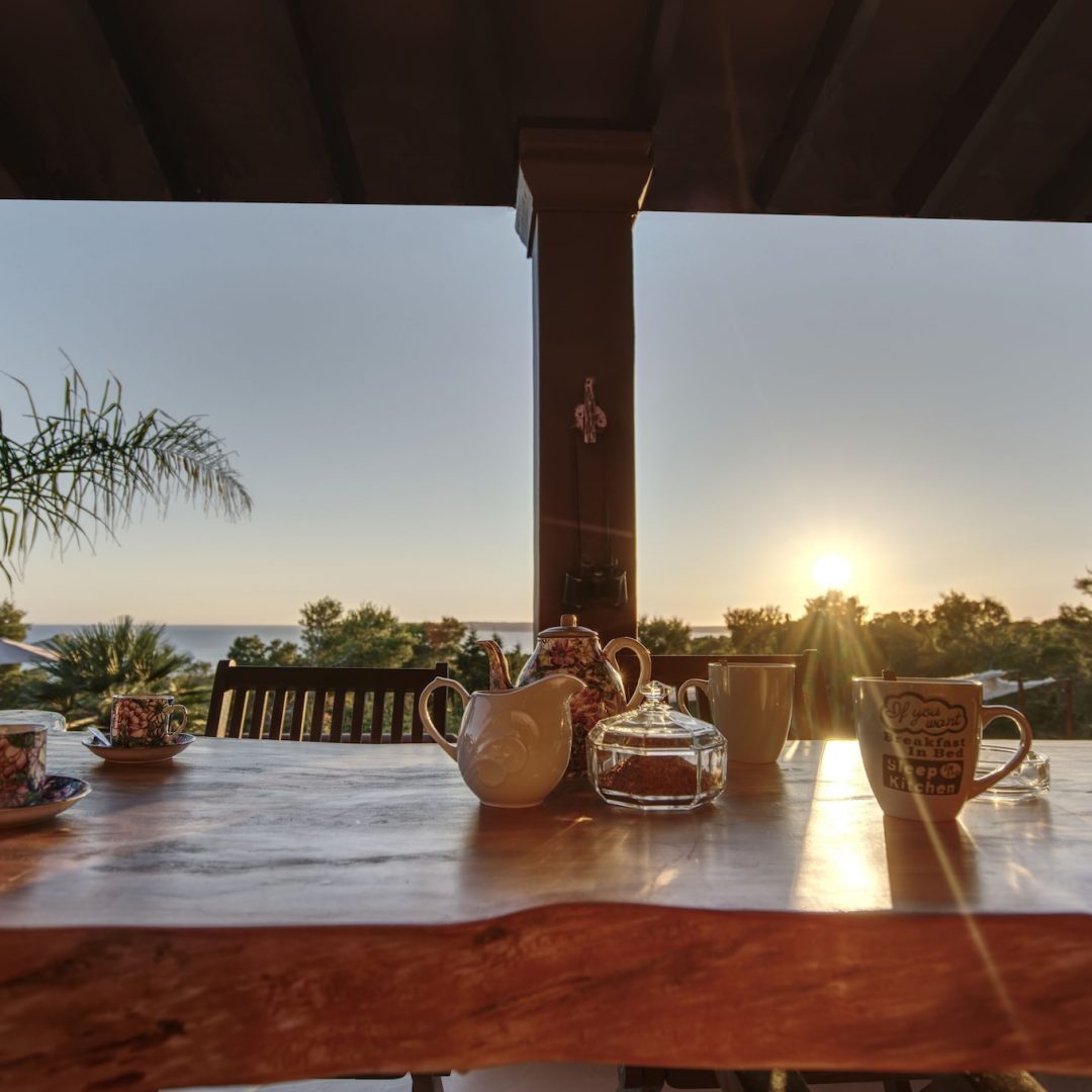 5 Habitaciones : 4 dobles y 1 individual 3 baños y1aseo Piscina,solarium.billar