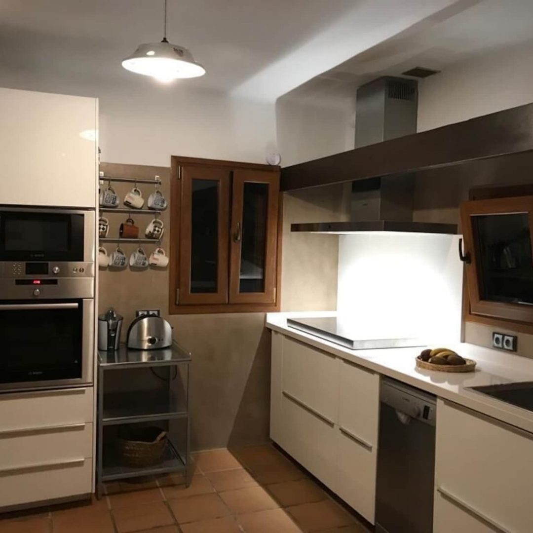 Cocina completa con doble nevera americana, lava ,micro, horno y cocina de gas