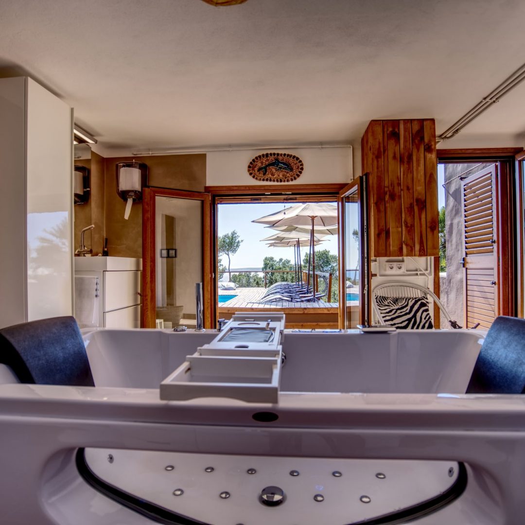 Room 5 Dispone de jacuzzi y WC